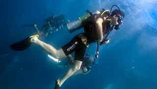 PADI Deep Diver Specialty Course diver ascend in blue water