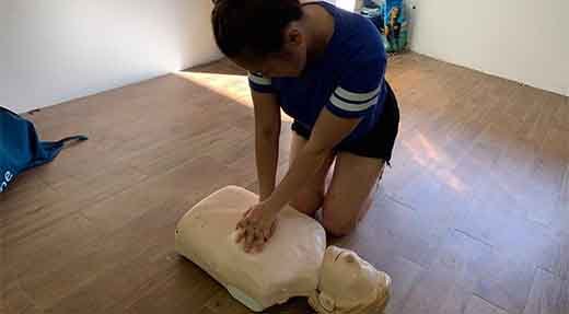 PADI Rescue diver perform cpr in classroom on a manikin