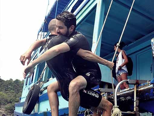 Padi Rescue Diver course non responsive diver exercise climb on boat