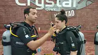 crystaldive.com-scuba-review-diver-buddy-check Scuba Review participants conducting a pre-dive buddy check next to the Crystal Dive pool on Koh Tao