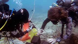 PADI Search and Recovery Specialty course divers lift object underwater