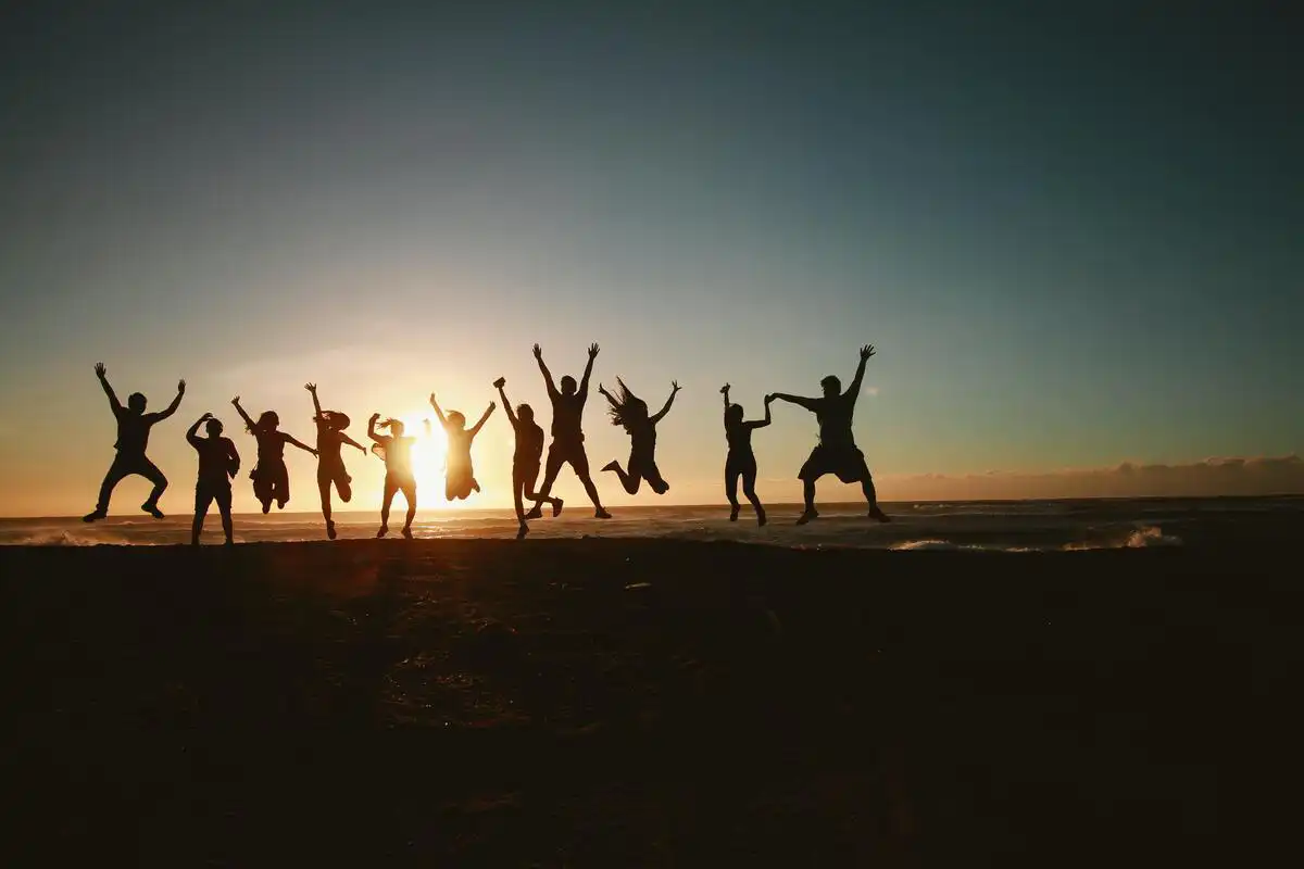 Crystal Dive resort Koh tao students celebrate at sunset