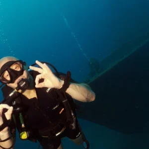 Advanced Adventurer course student in front of HTMS Suphairin Wreck on Koh Tao