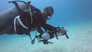 crystaldive.com-self-reliant-diver-specialty-course-diver-underwater-checking-pony-tank Crystal Dive independent diver checking pony tank underwater