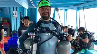 crystaldive.com-sidemount-specialty-diver-course-diver-ready-to-jump Crystal Dive Sidemount specialty diver on the boat