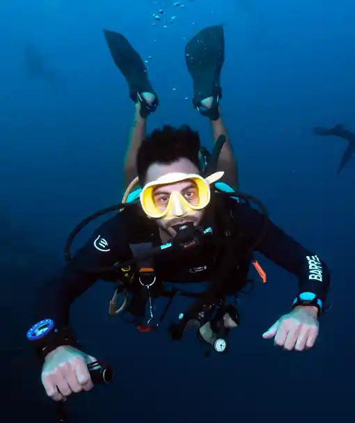 diver descending on the deep diving specialty course Thailand