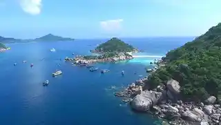Koh Nang Yuan and Koh Tao with dive boats seen from above