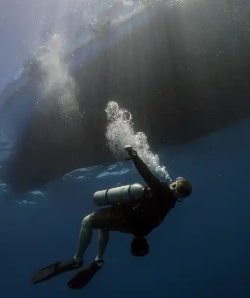 independent diving specialty course solo diver taking safety stop at Crystal Dive