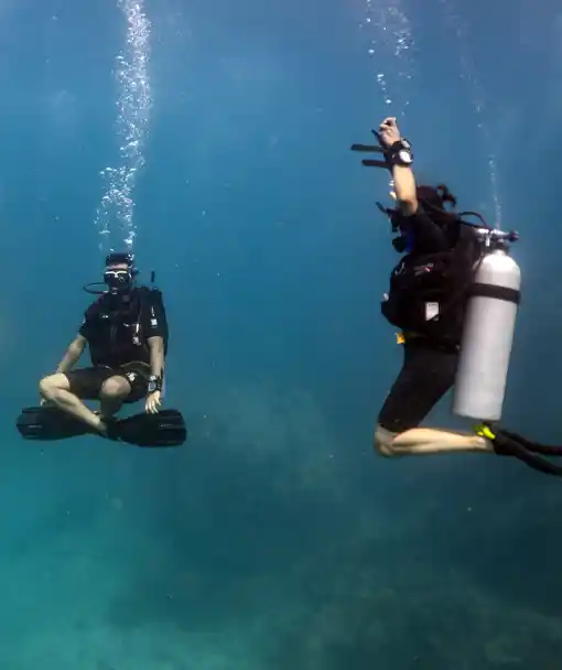 Students practicing a neutral descent skill in our perfect buoyancy specialty course