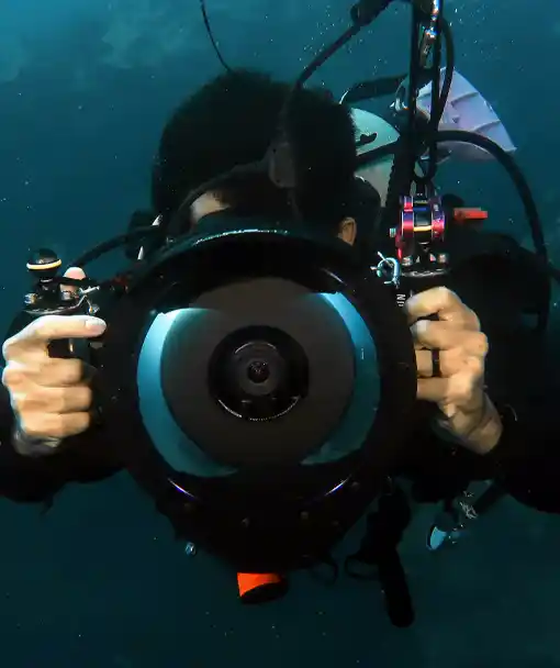 Diver with camera on the underwater photography specialty course