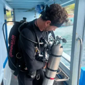 independent diving specialty course getting ready on the boat