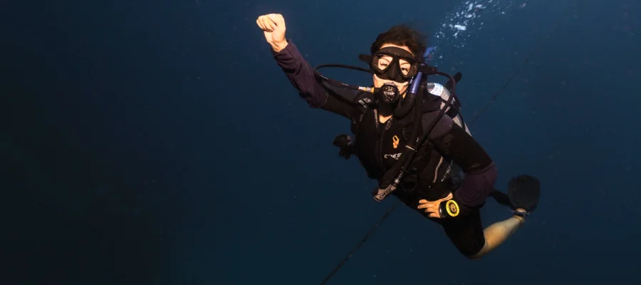 chronicles learn to scuba dive on koh tao diver hands on hip Student learn to dive on koh tao excited during dive
