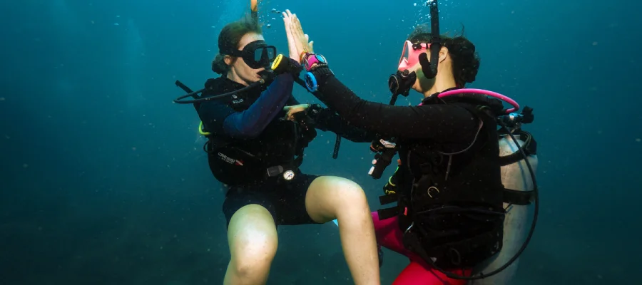 chronicles learn to scuba dive on koh tao high five Student learning to dive gets high five from instructor