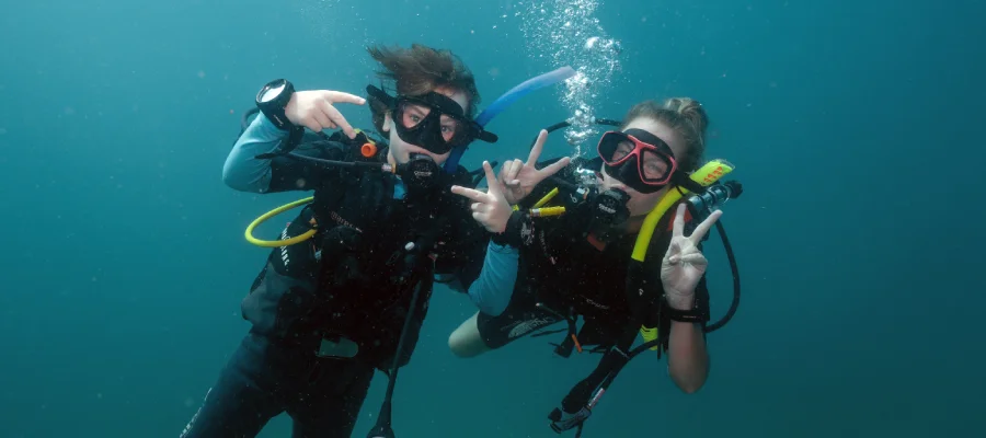 chronicles learn to scuba dive on koh tao peace sign Kid and mother learning to dive on Koh Tao