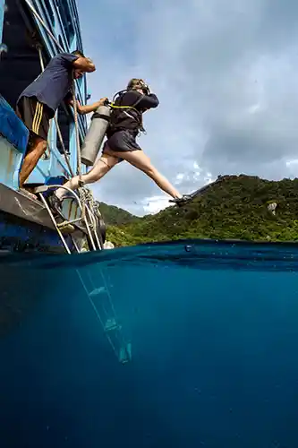 chronicles-open-water-advanced-course-diver-water-entry crystaldive.com-extend-your-limits-package-underwater