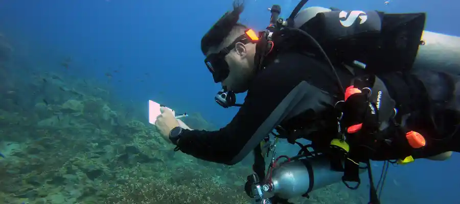 Diver taking SAC rate details during scuba dive