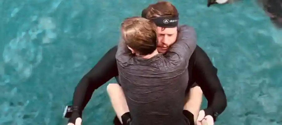 Practicing rescuing divers as part of Stress and Rescue Course