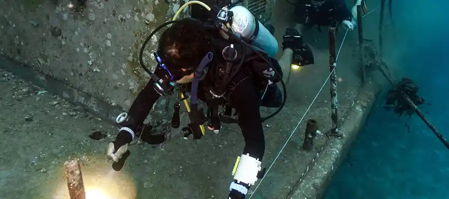 When Wreck or deep diving, take care to watch for signs of decompression sickness