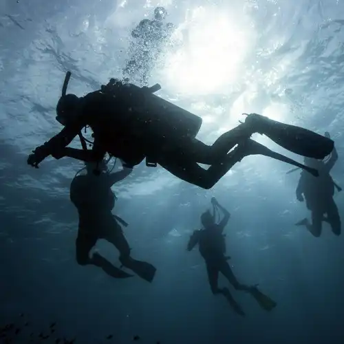 Divers descending during their SSI Advanced Course