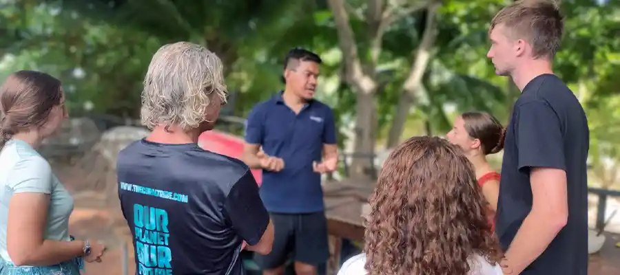 Responsible dive briefing on land before diving
