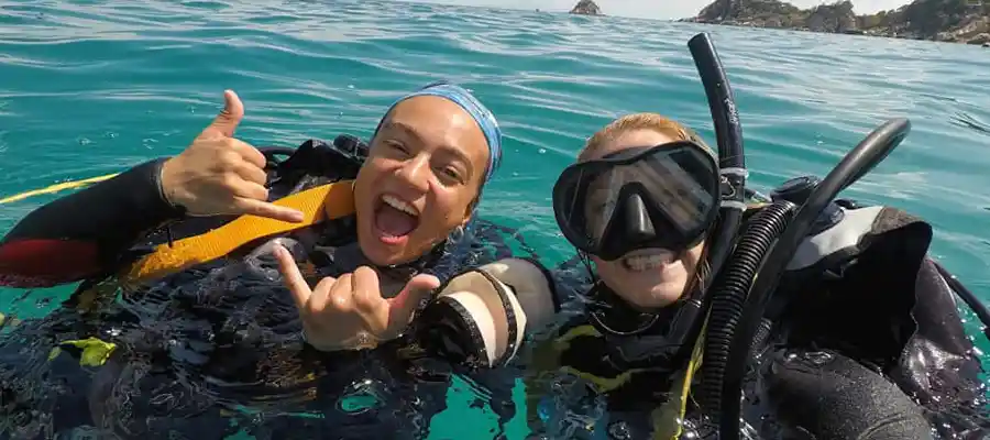 chronicles best school on koh tao happy divers on surface Finishing their dives at the best dive school on Koh Tao