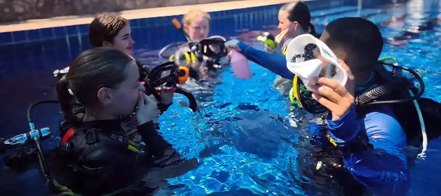 chronicles how to start diving confined Start learning to dive with a pool session